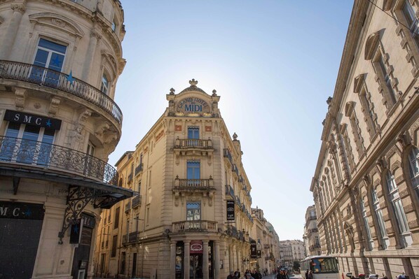 A historic building with a prominent sign reading "Grand Hotel du Midi." - Grand Hôtel du Midi Montpellier - Opéra Comédie (Montpellier)