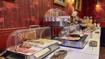 Un buffet proposant une variété de plats et d'accompagnements.