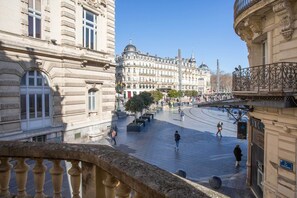 A spacious public square with classical architecture, a prominent building with a dome, and a clear blue sky. - Grand Hôtel du Midi Montpellier - Opéra Comédie (Montpellier)