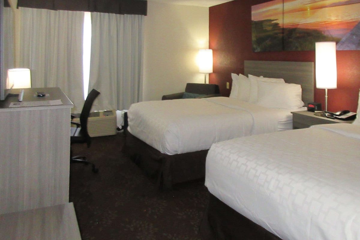 Suite, 2 Queen-Betten, Nichtraucher | Hochwertige Bettwaren, Daunenbettdecken, Pillowtop-Betten, Schreibtisch