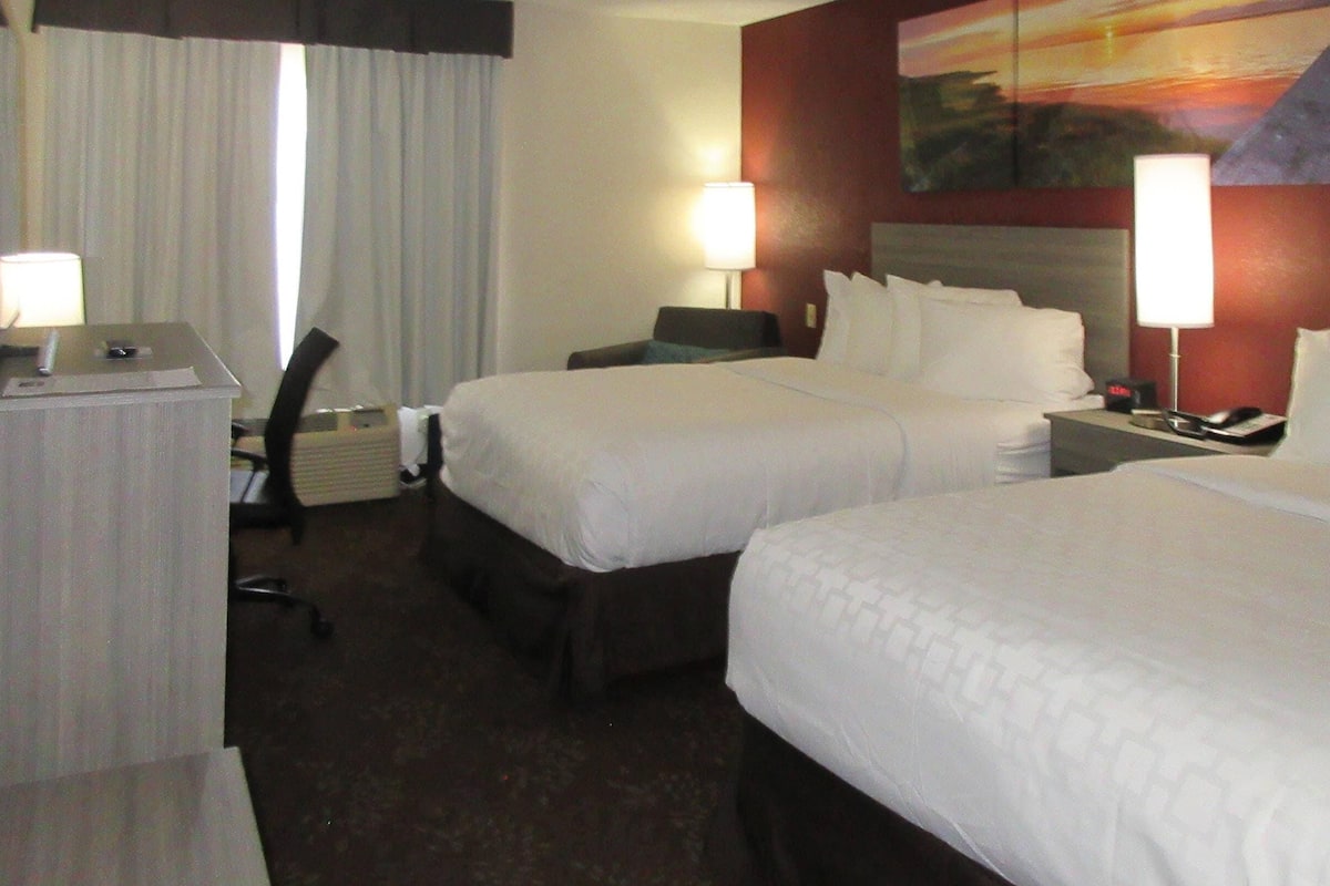 Sviitti, 2 keskisuurta parisÀnkyÀ, tupakointi kielletty | Ylelliset vuodevaatteet, untuvapeitot, pillowtop-patjalliset sÀngyt