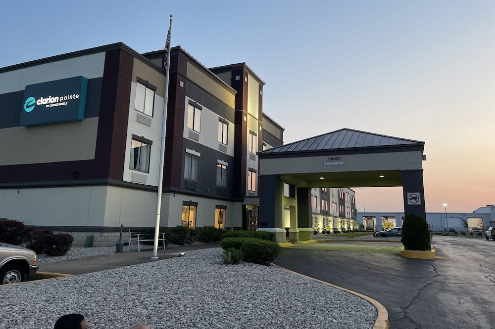 Clarion Pointe Evansville North