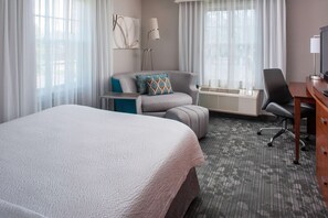 Skrivebord, blendingsgardiner, strykejern/-brett og wi-fi (inkludert)