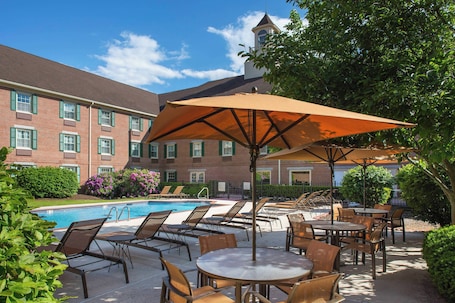 Hồ bơi ngoài trời phục vụ theo mùa