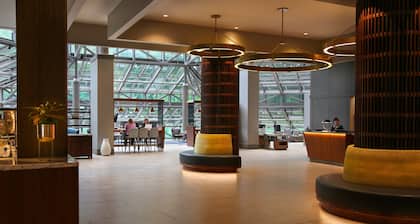 Crowne Plaza Atlanta Perimeter at Ravinia by IHG