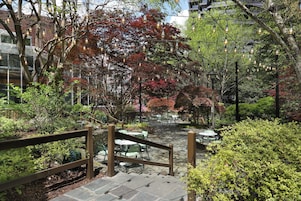 Un jardín con mobiliario exterior y una escalera de piedra.