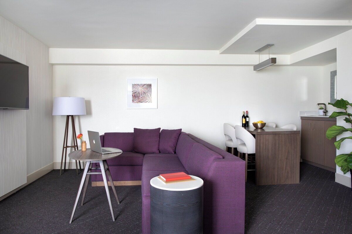 Junior Suite, 1 King Bed (Worklife) | Premium bedding, in-room safe, desk, laptop workspace