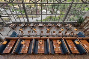 2 restaurants, breakfast served - Crowne Plaza Atlanta Perimeter at Ravinia by IHG (Atlanta)