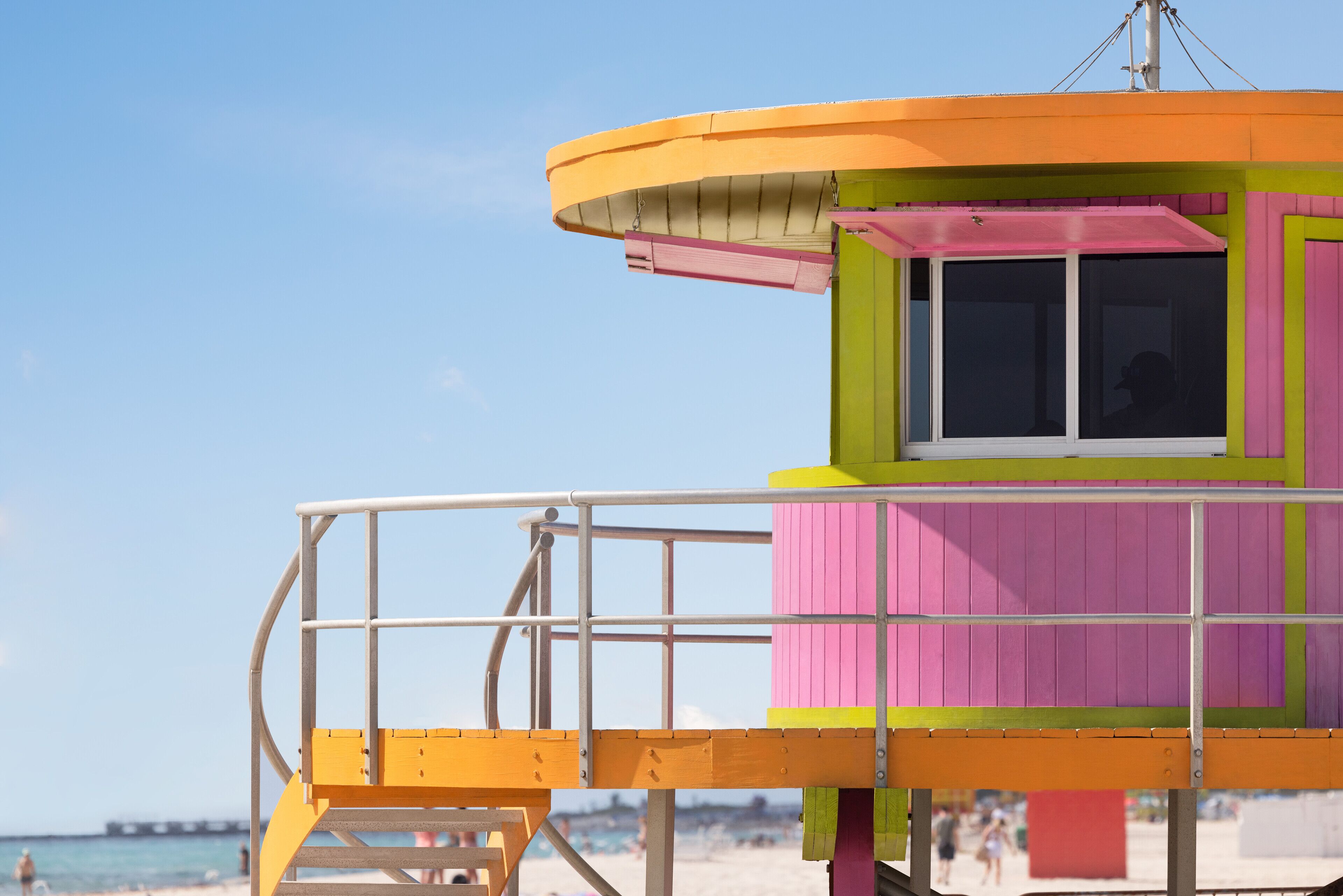 Perto da praia, areia branca, toalhas de praia 