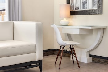 1 bedroom, minibar, in-room safe, desk at Waldorf Towers South Beach