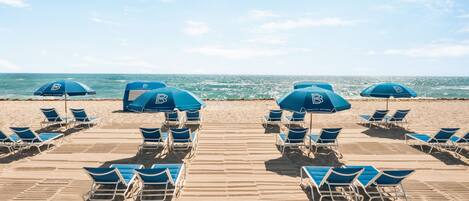Una playa cerca, arena blanca, toallas de playa