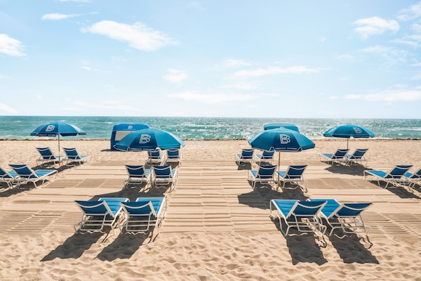 Beach nearby, white sand, beach towels