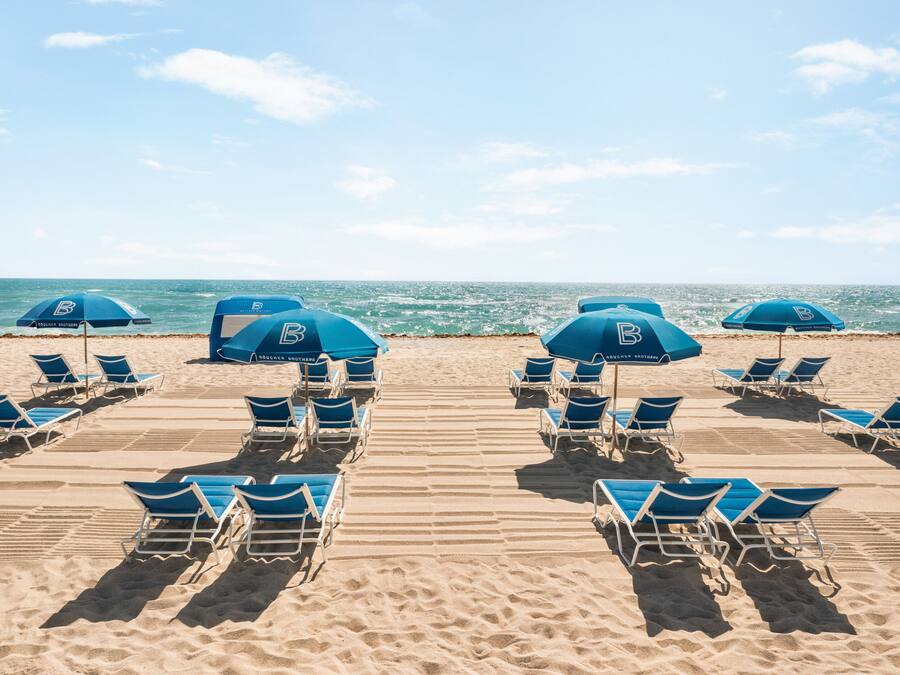 Beach nearby, white sand, beach towels