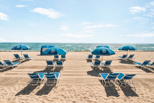 Beach nearby, white sand, beach towels - Waldorf Towers South Beach (Miami Beach)