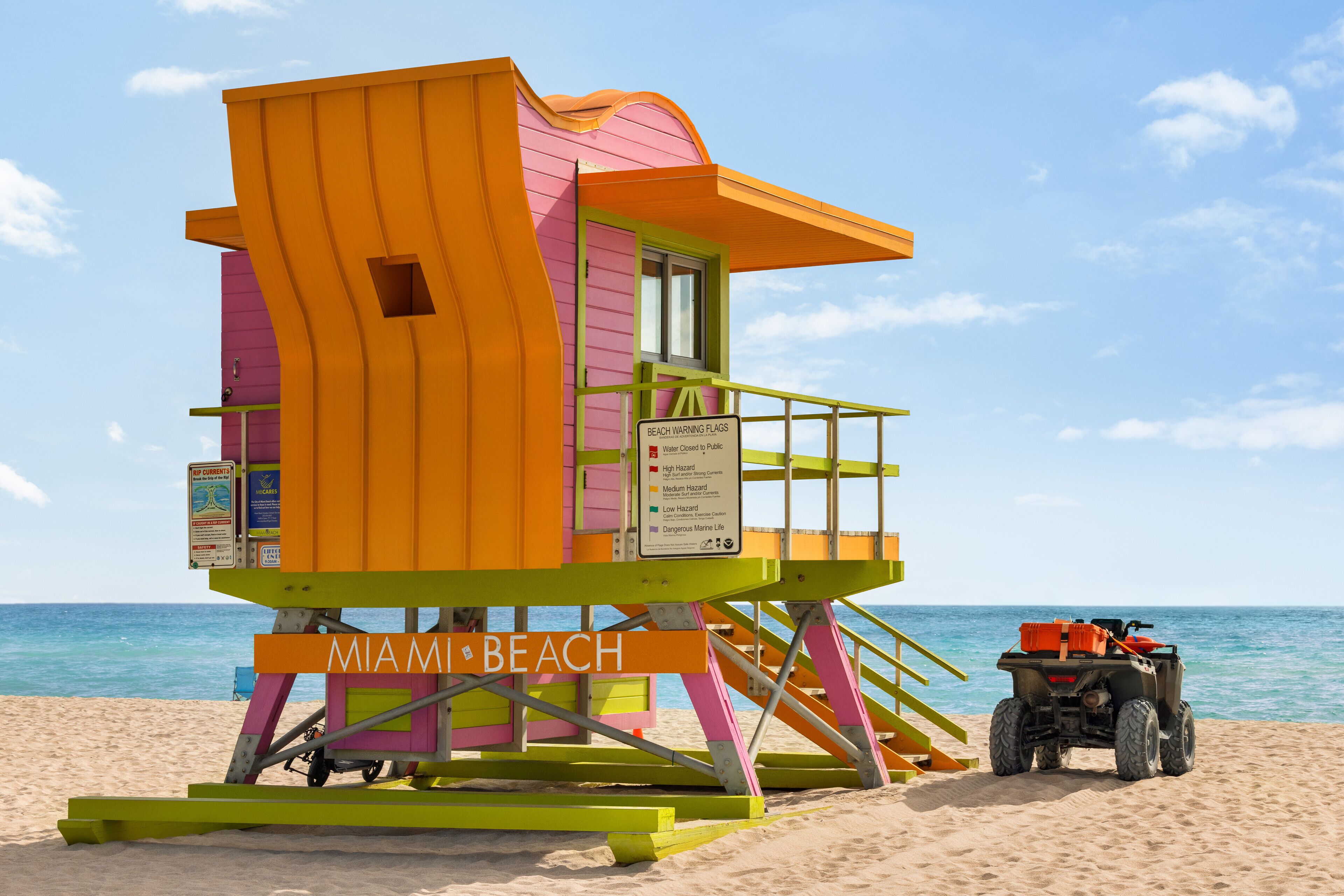 Perto da praia, areia branca, toalhas de praia 