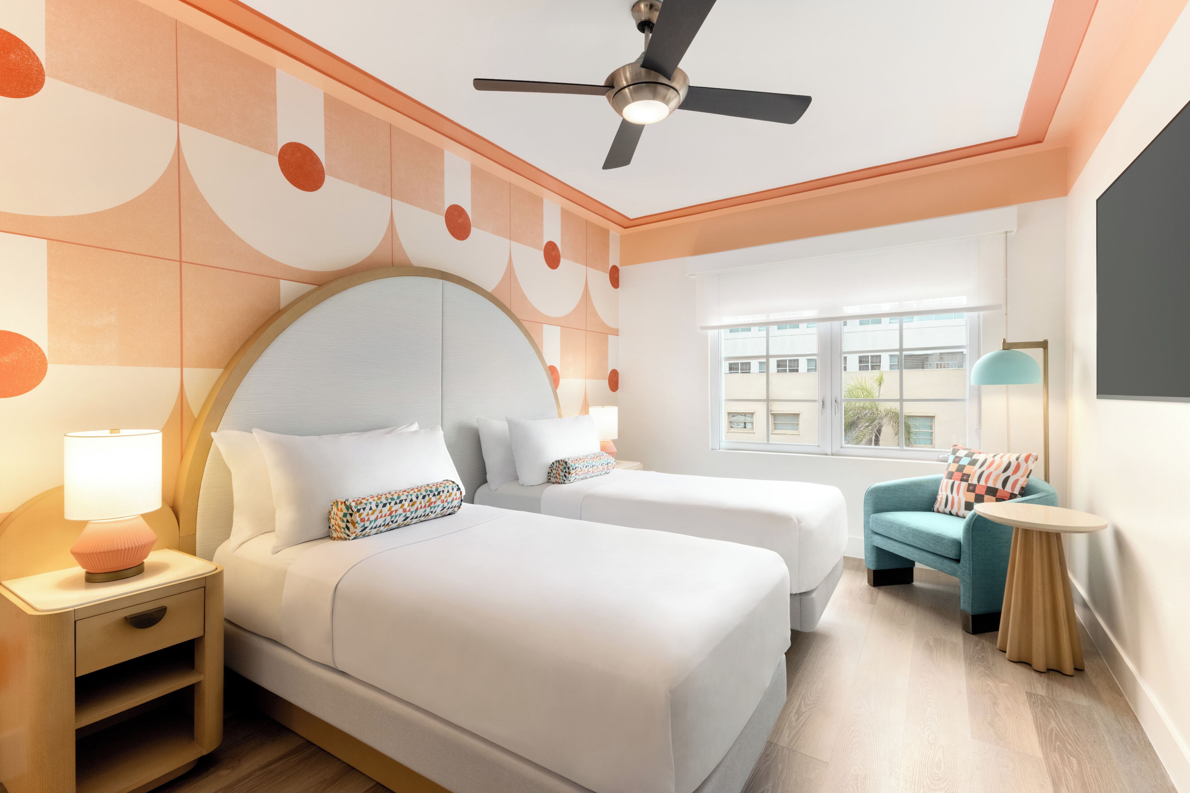 Zweibettzimmer | Minibar, Zimmersafe, Schreibtisch, Bügeleisen/Bügelbrett