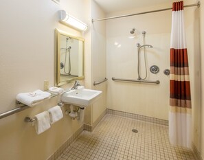 Habitación estándar, 1 cama de matrimonio grande, no fumadores (Roll-In Shower) | Baño | Artículos de higiene personal gratuitos y toallas