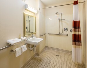 Chambre Standard, 1 très grand lit, accessible aux personnes à mobilité réduite (Roll-In Shower) | Salle de bain | Articles de toilette gratuits, serviettes fournies