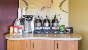 Una estación de café con varias máquinas de café y una variedad de productos.