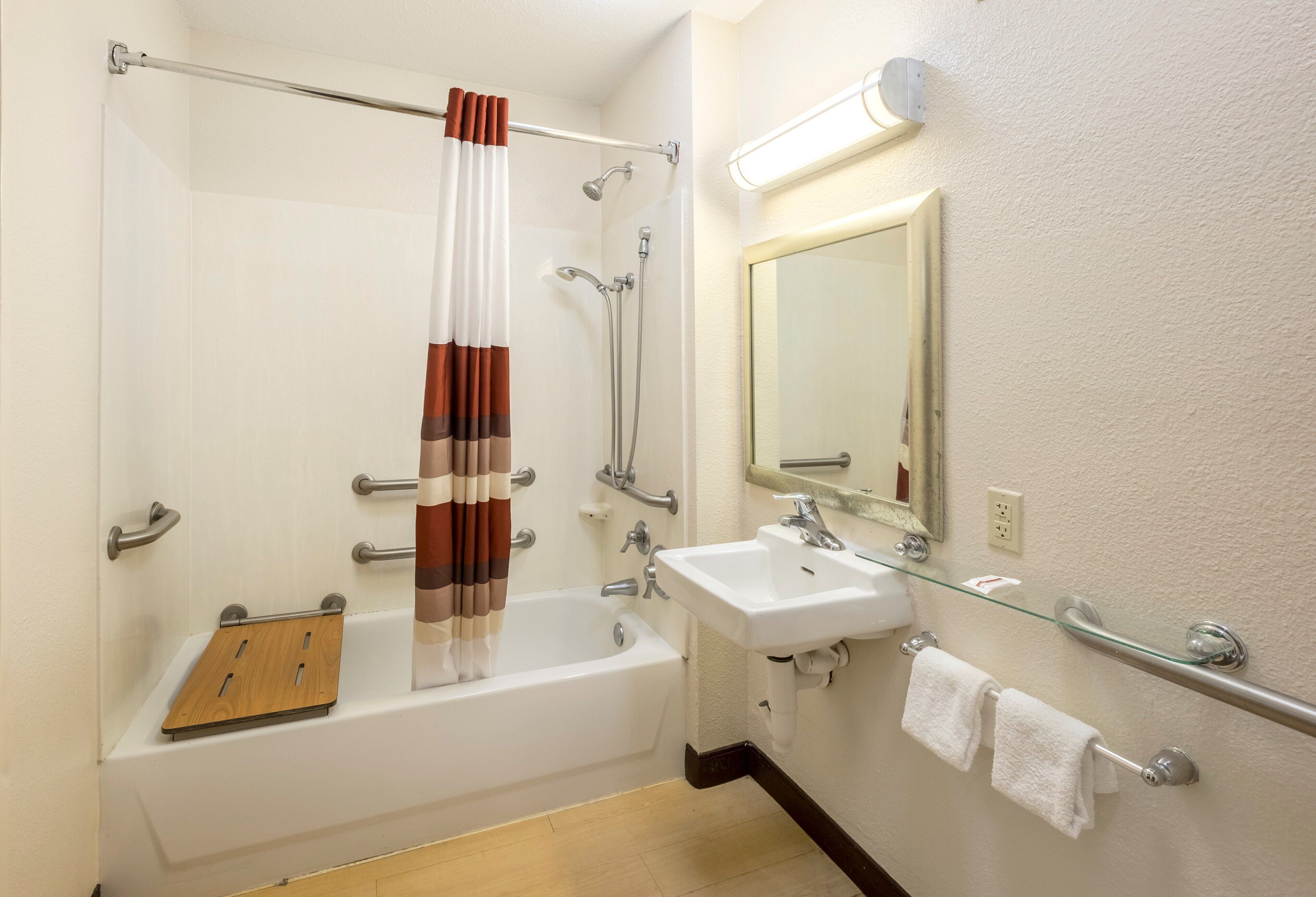 standard room, 1 king bed, accessible, non smoking | bathroom | free toiletries, towels