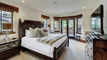 Luxe beddengoed, een kluis op de kamer, een laptopwerkplek