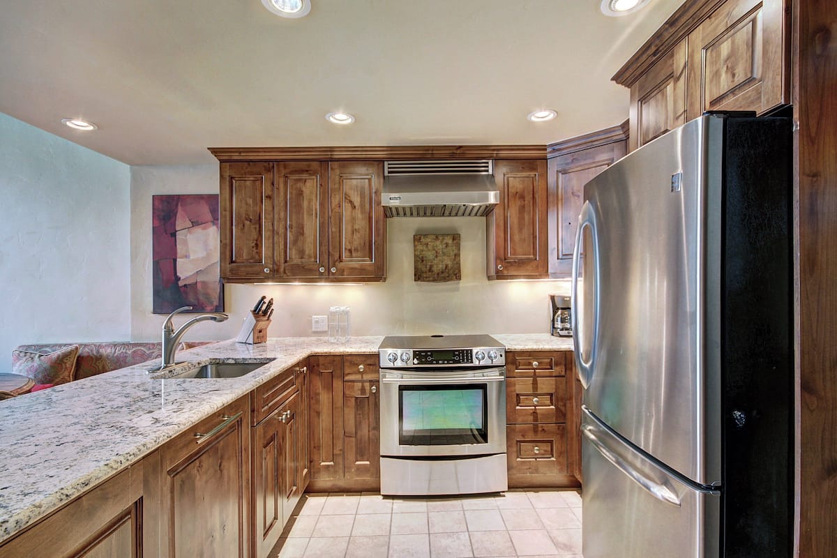 Room, 3 Bedrooms | Private kitchen | Coffee/tea maker, toaster