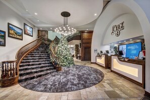 Lobby - The Lodge at Vail, a RockResort by Vail Resorts (Vail)