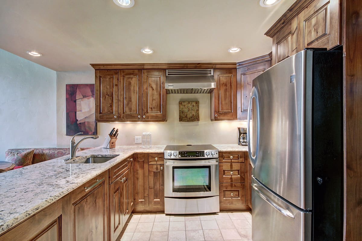 Room, 3 Bedrooms | Private kitchen | Coffee/tea maker, toaster