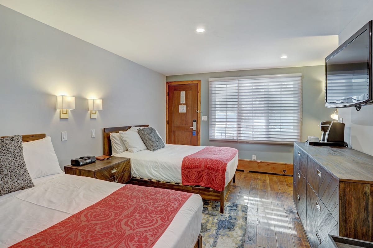 Premium bedding, in-room safe, laptop workspace, iron/ironing board