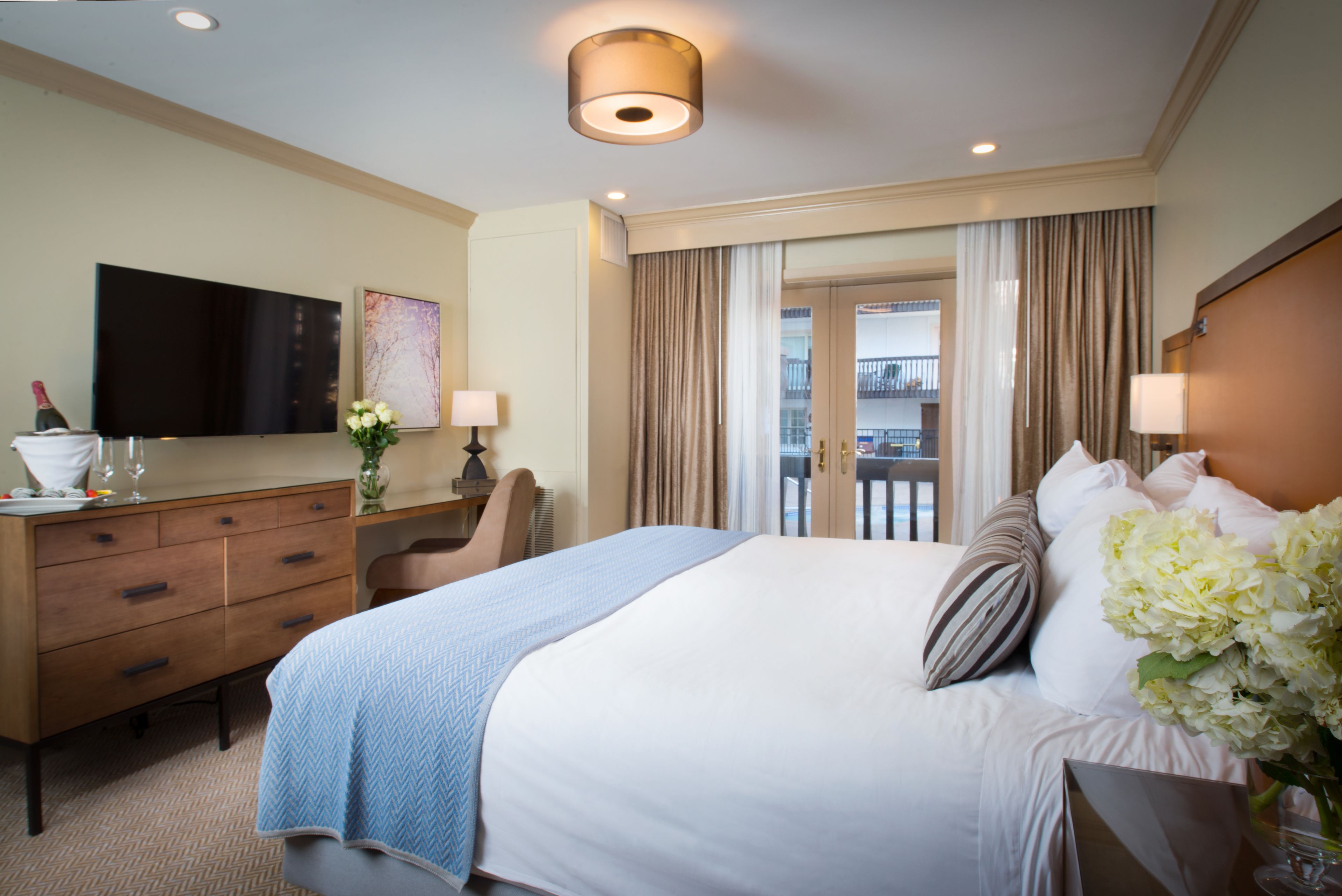 Deluxe Room, 1 King Bed | Premium bedding, in-room safe, laptop workspace, iron/ironing board