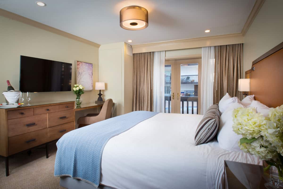 Deluxe Room, 1 King Bed | Premium bedding, in-room safe, laptop workspace, iron/ironing board