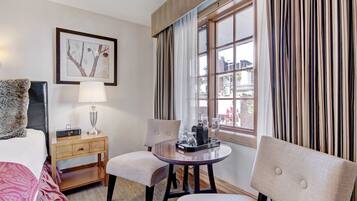 Premium bedding, in-room safe, laptop workspace, iron/ironing board