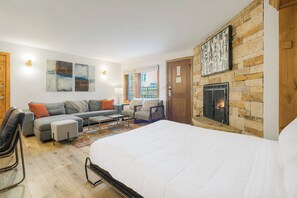 Studio (Lodge, with Murphy Bed) | Sengetøy av topp kvalitet, safe på rommet og skrivebord for bærbar PC