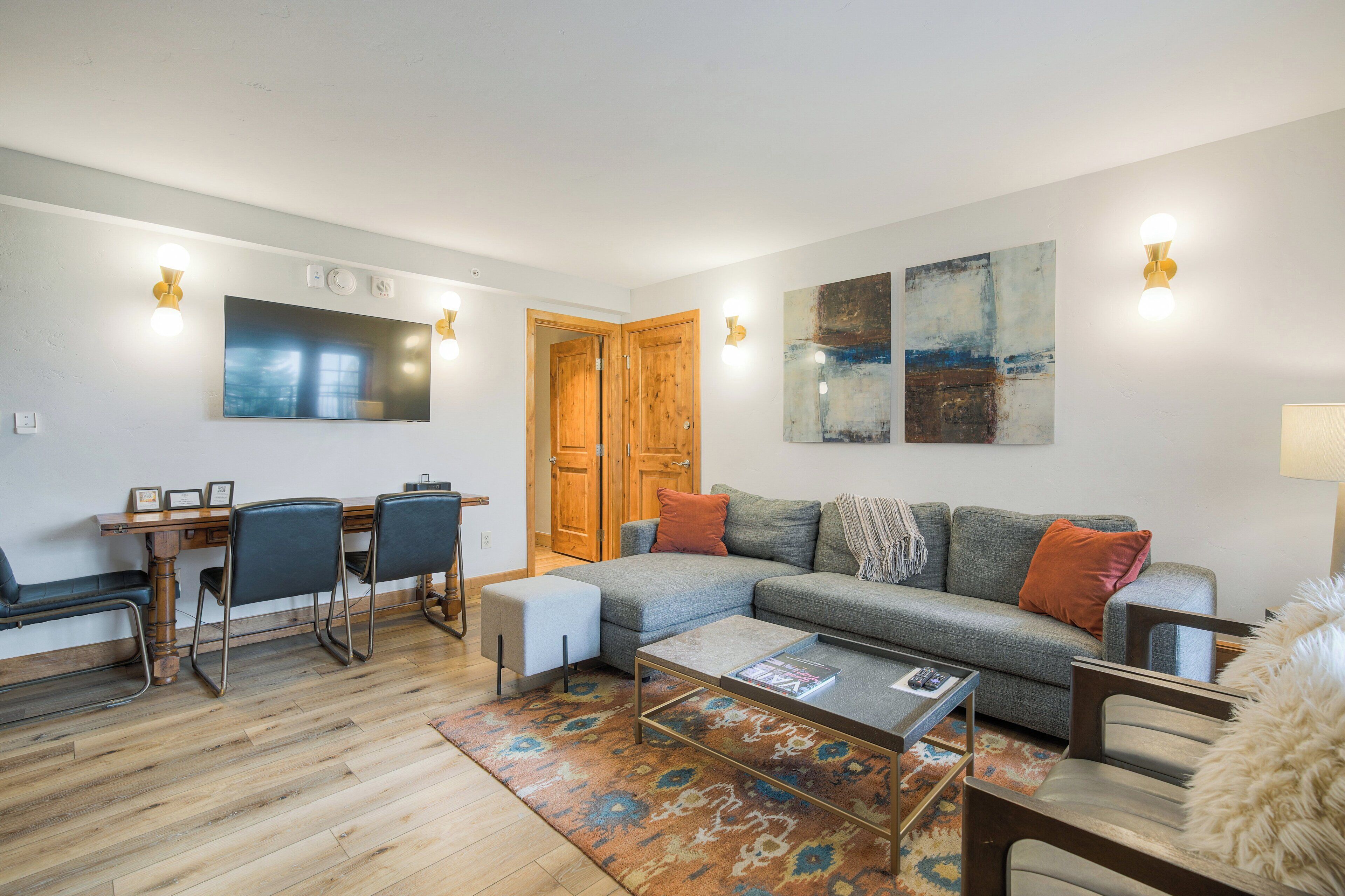 Studio (Lodge, with Murphy Bed) | Oppholdsområde | TV