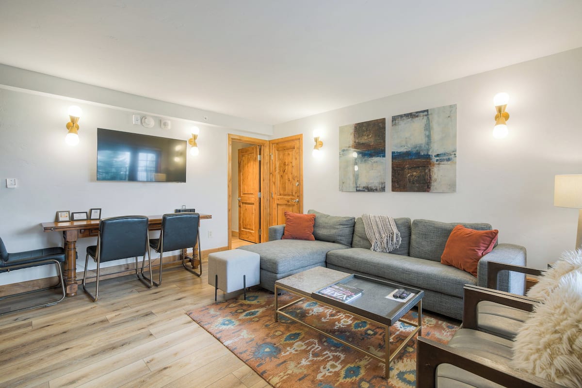 Studio (Lodge, with Murphy Bed) | Oppholdsområde | TV