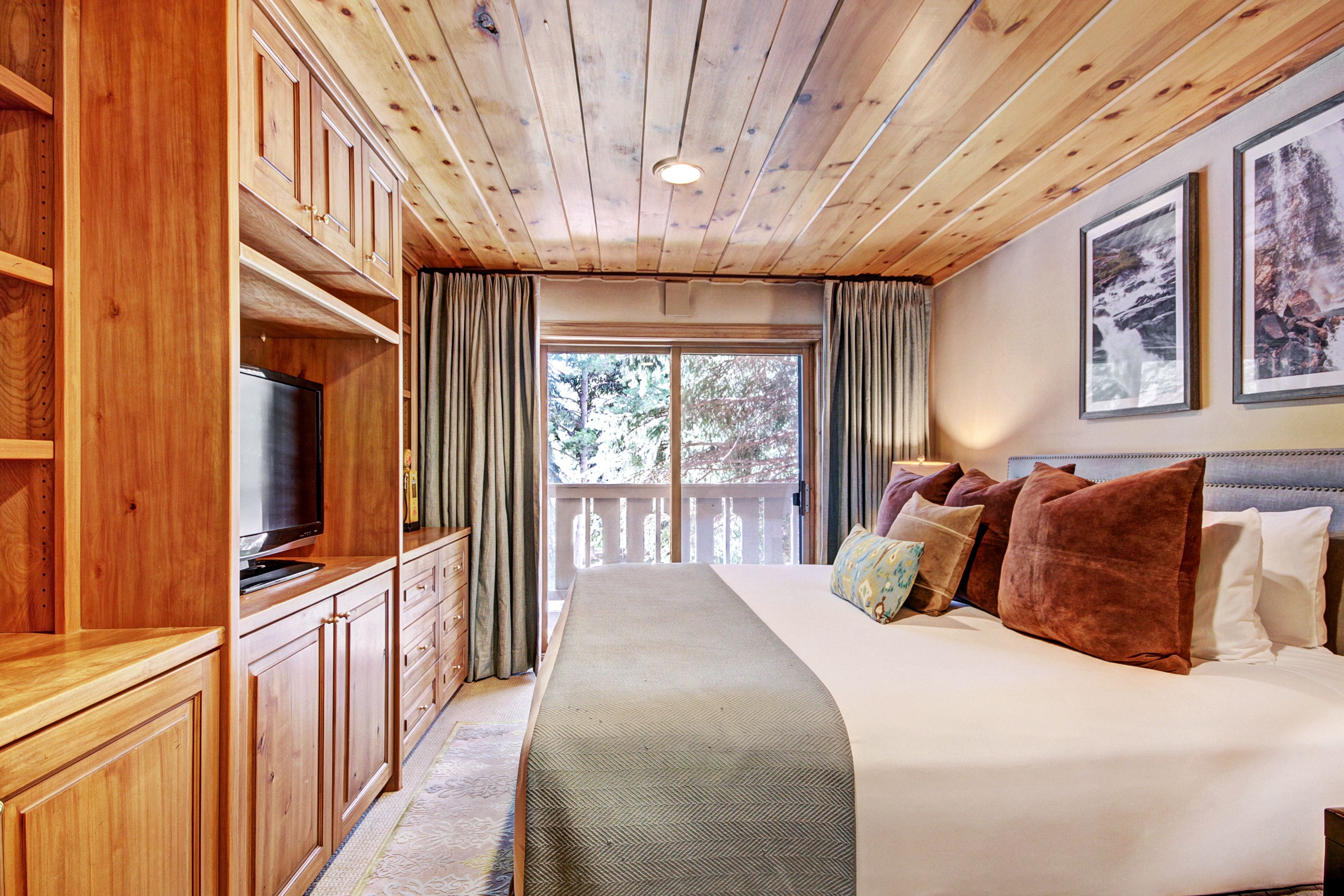 Room, 3 Bedrooms (Riva Ridge, Residence) | Premium bedding, in-room safe, laptop workspace, iron/ironing board