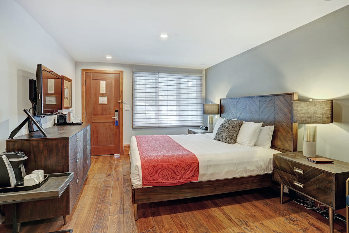 Premium bedding, in-room safe, laptop workspace, iron/ironing board