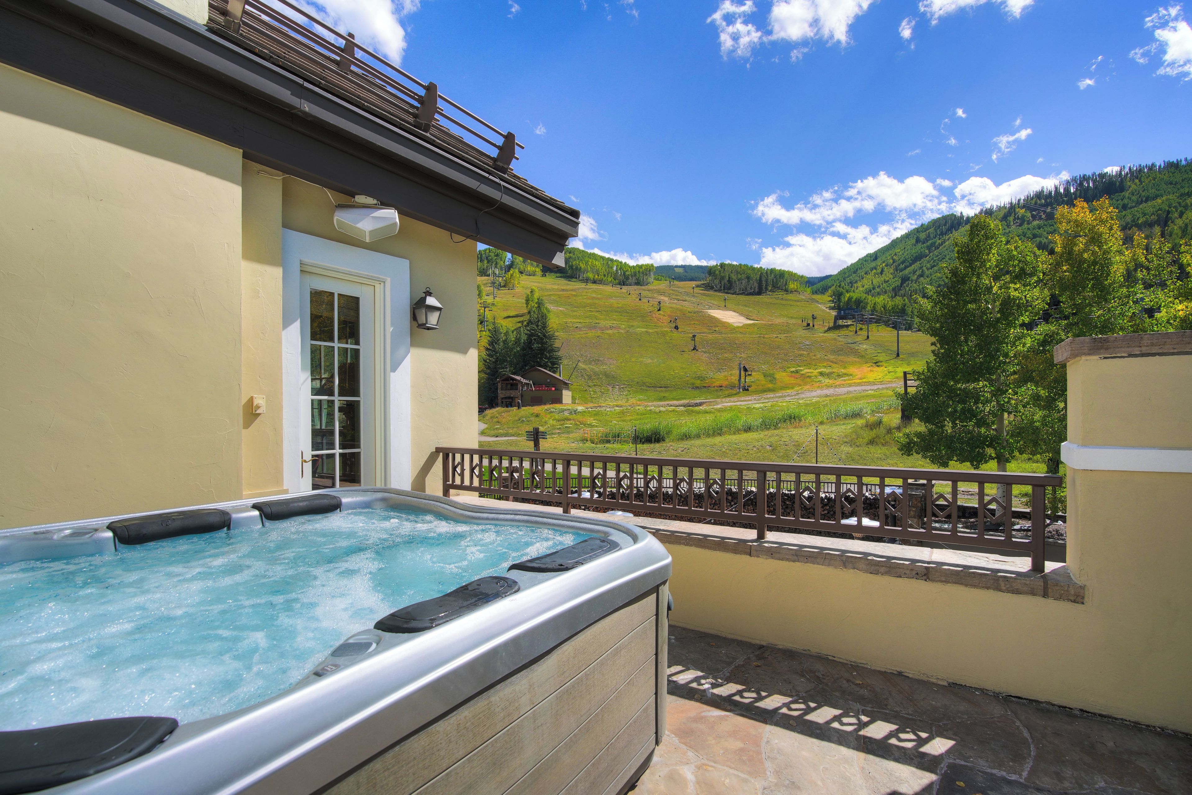 Ein Whirlpool auf einem Balkon mit Blick auf die Berge.