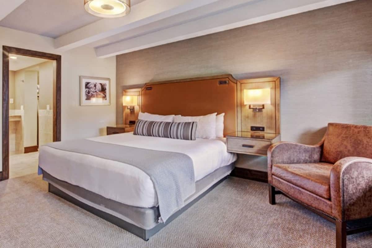 Premium bedding, in-room safe, laptop workspace, iron/ironing board