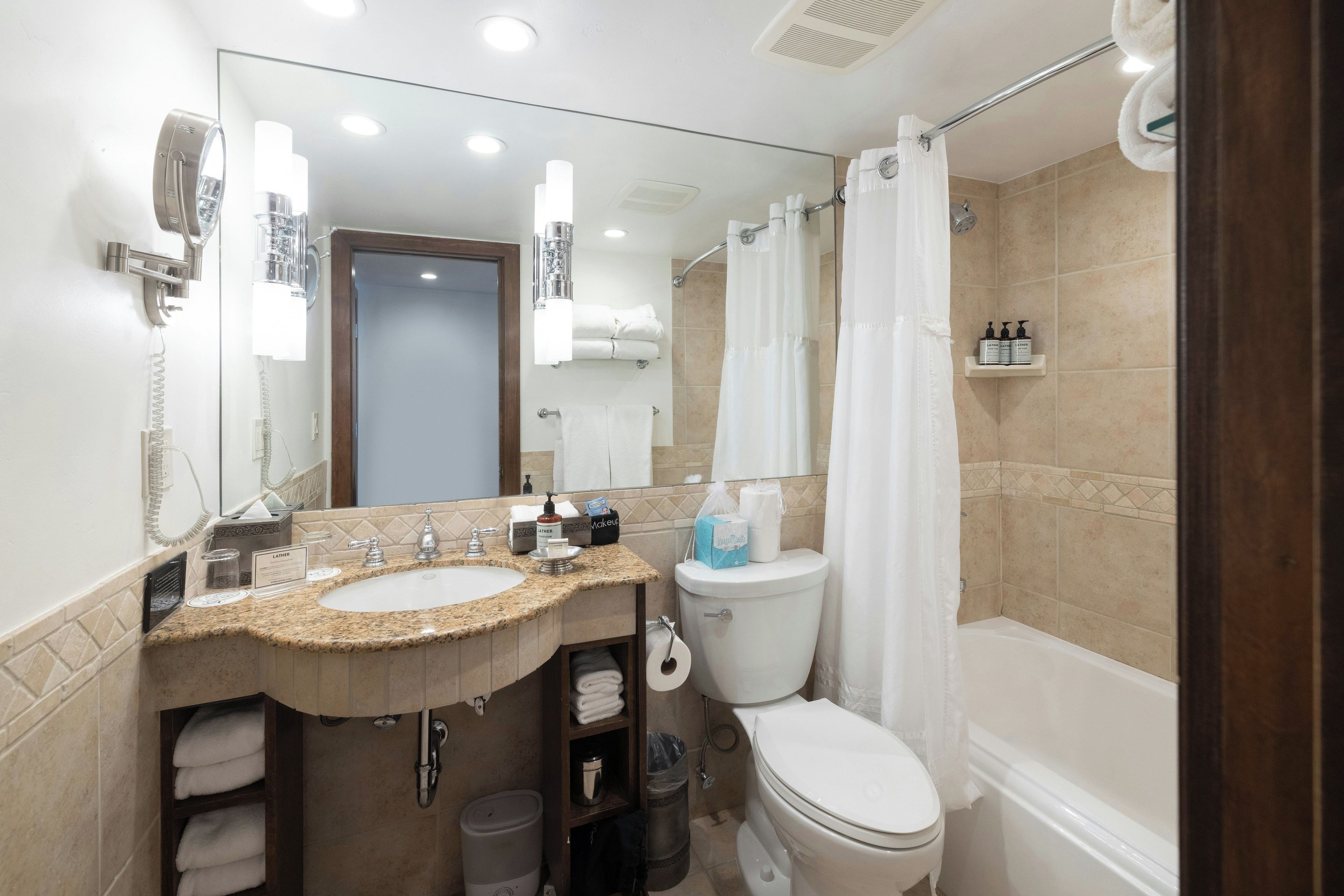 Une salle de bain moderne avec un double lavabo, des toilettes et un espace douche.
