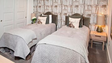 Ropa de cama de alta calidad y caja de seguridad en la habitación