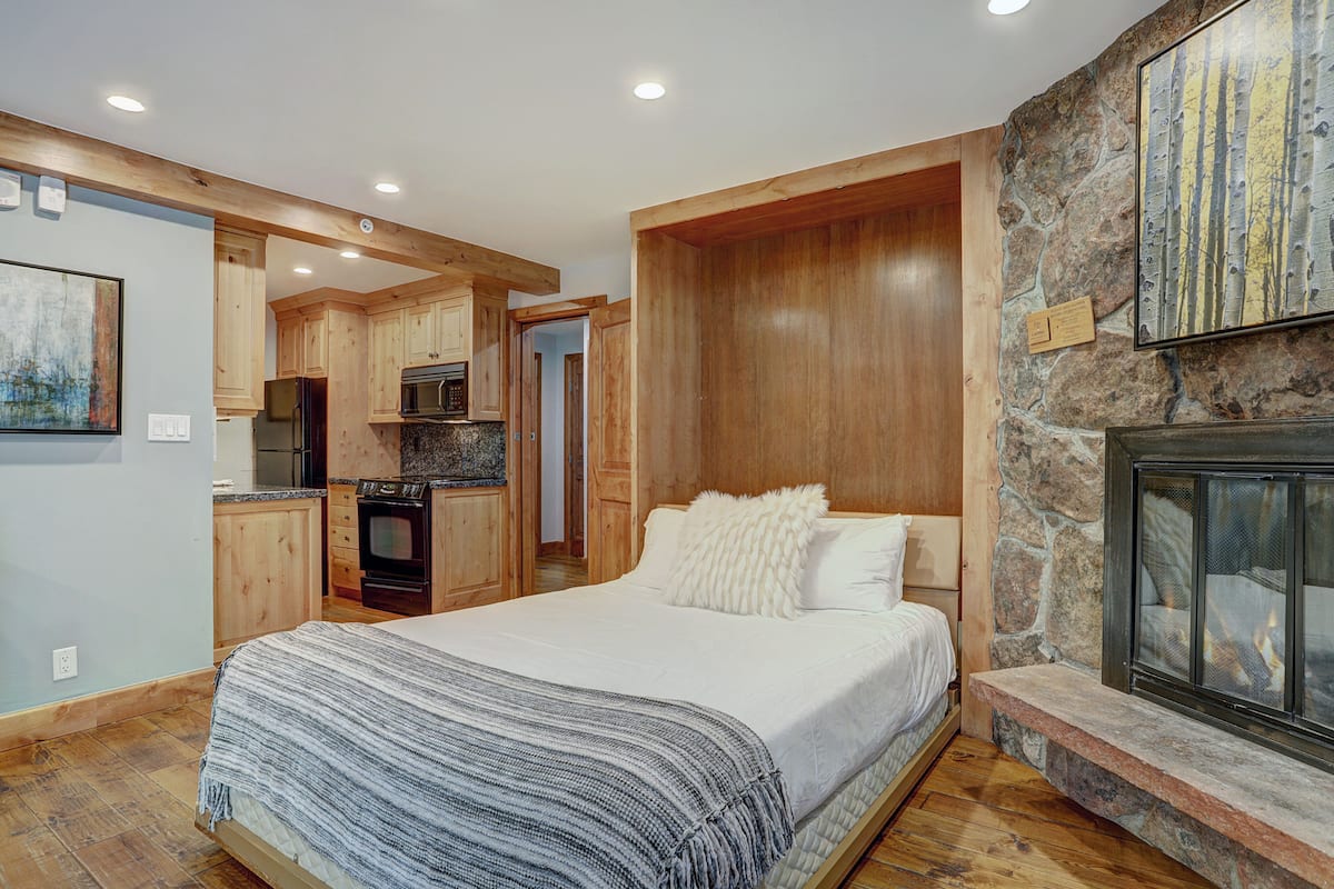 Premium bedding, in-room safe, laptop workspace, iron/ironing board
