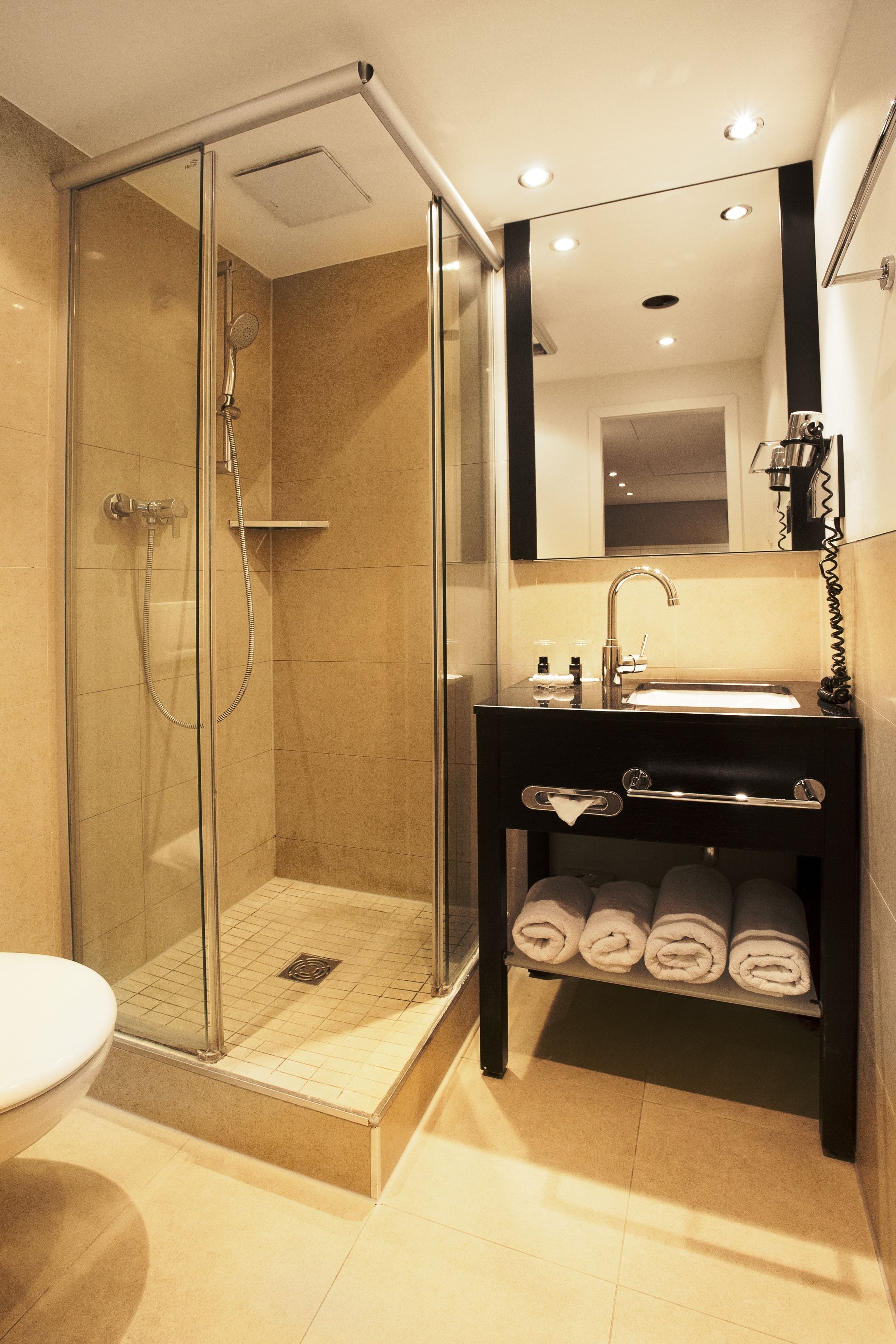 standard single room | bathroom | free toiletries, hair dryer, towels