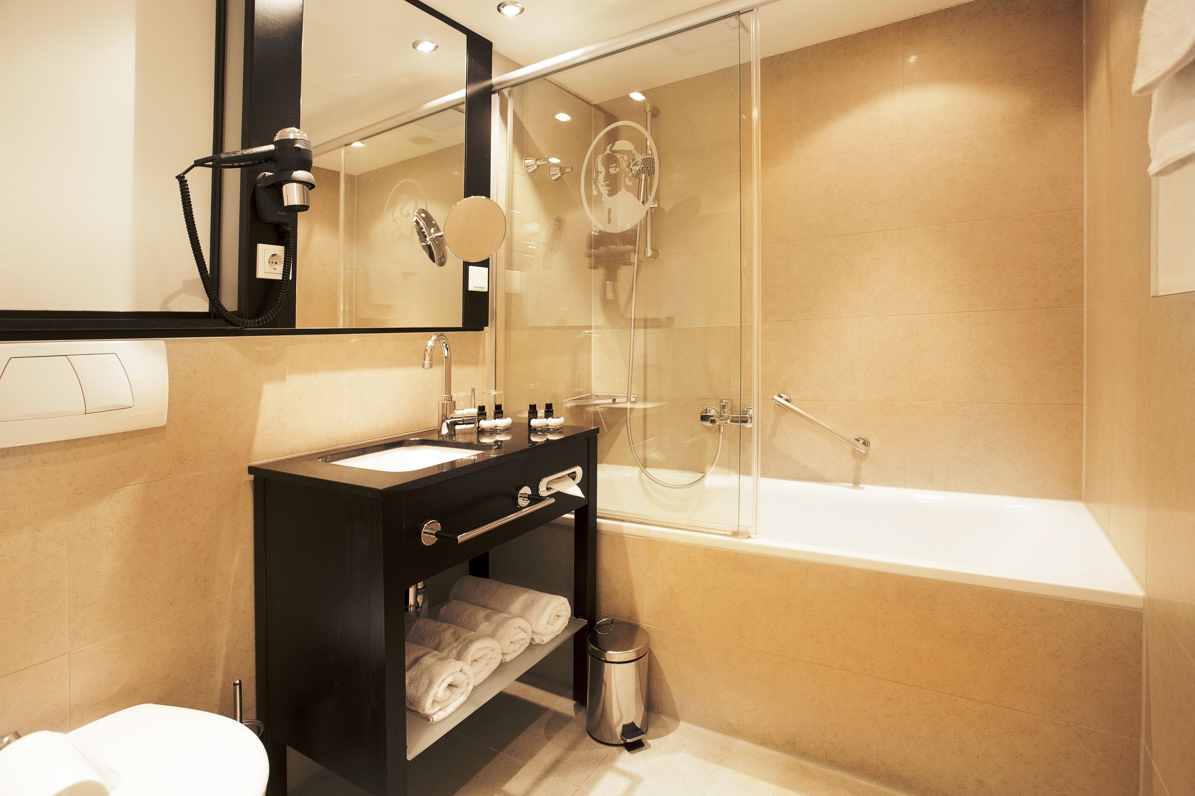 junior suite | bathroom | free toiletries, hair dryer, towels