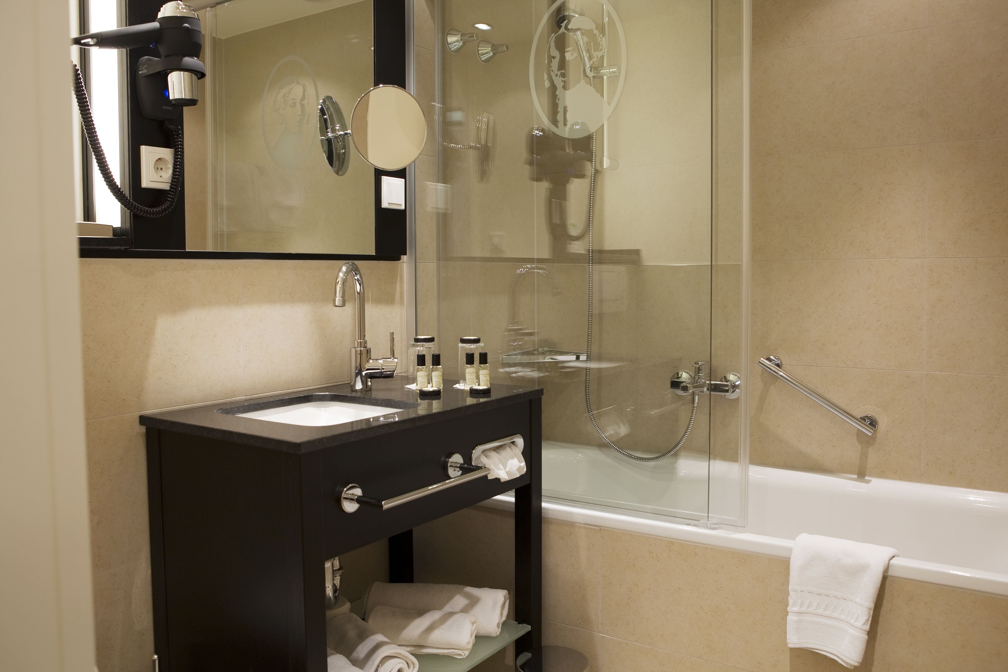 triple room | bathroom | free toiletries, hair dryer, towels