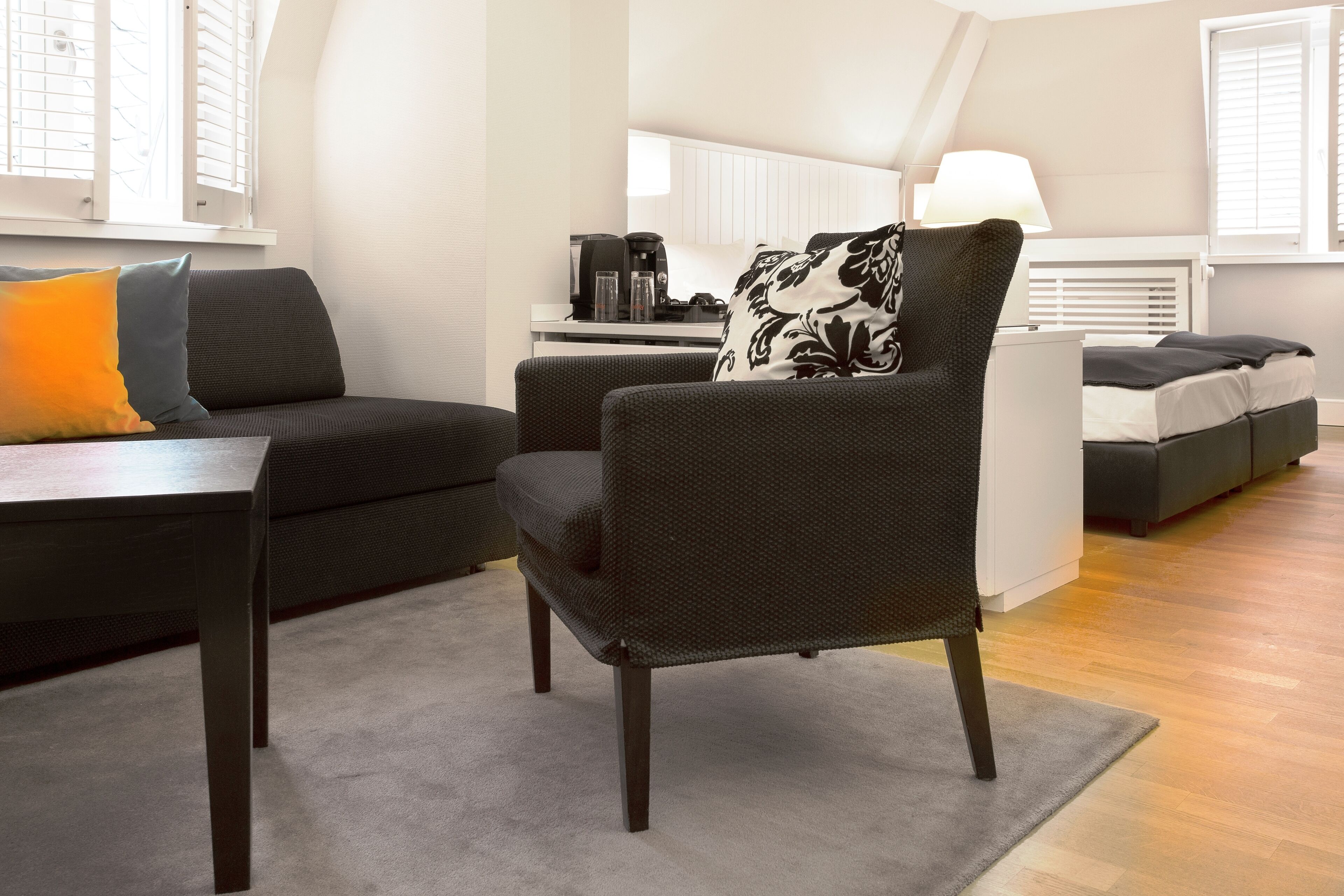 junior suite | living area | flat-screen tv