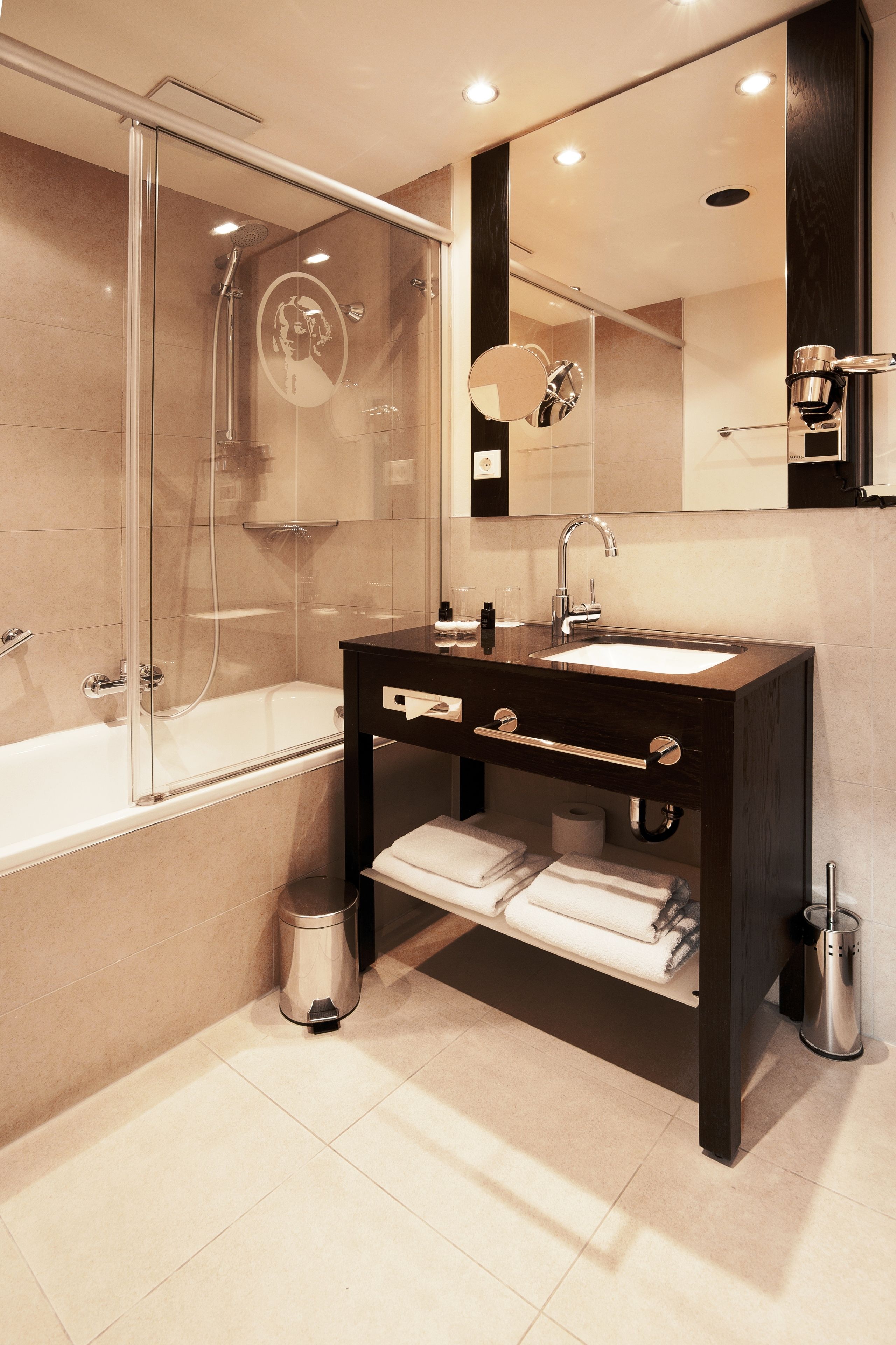 triple room | bathroom | free toiletries, hair dryer, towels