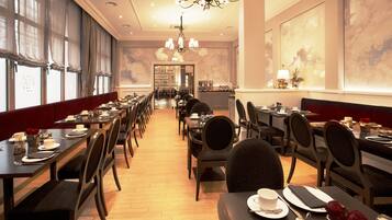 Desayuno buffet diario (EUR 13.5 por persona)