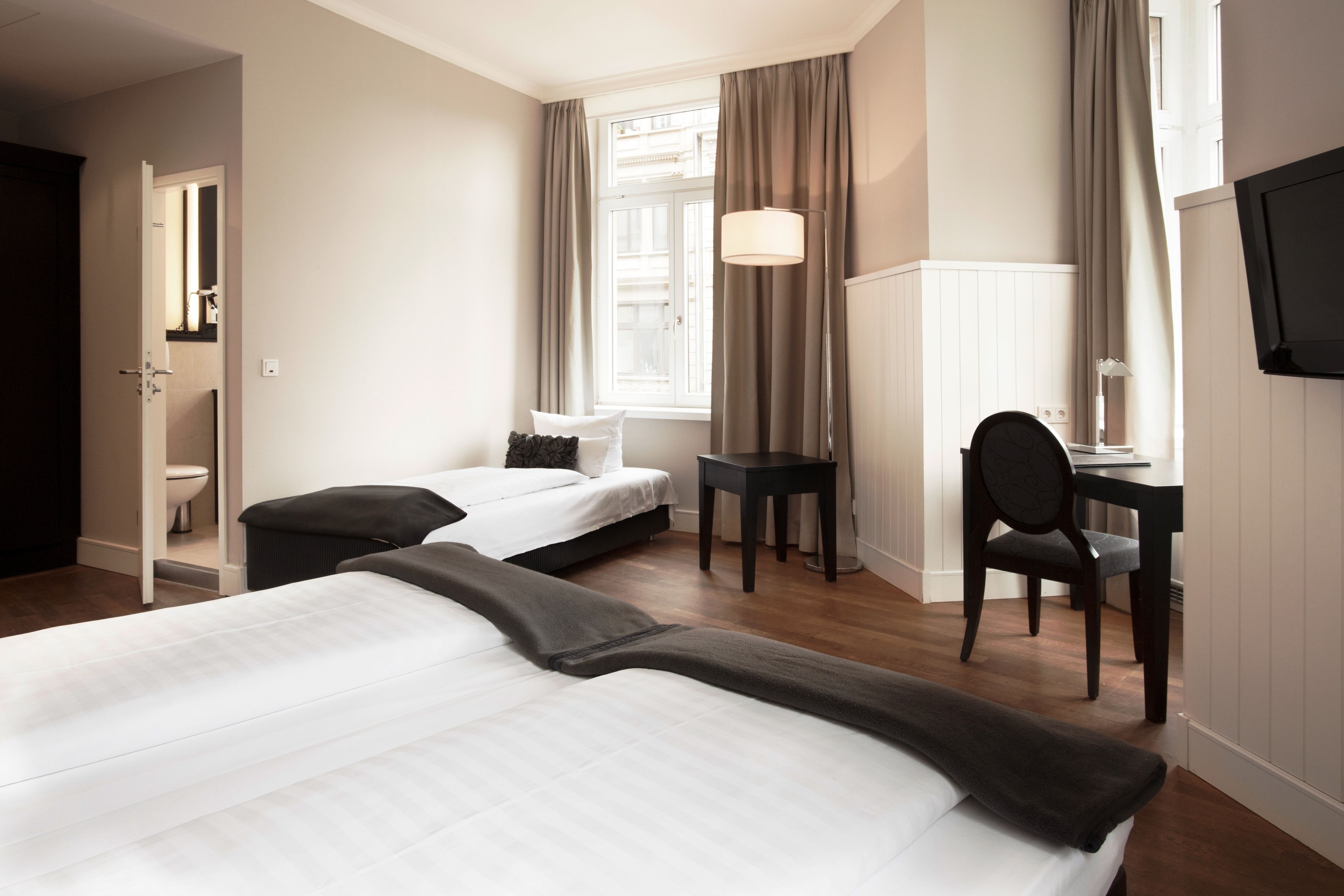 triple room | premium bedding, pillow-top beds, in-room safe, laptop workspace