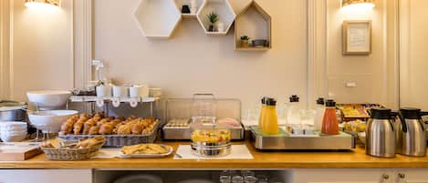 Petit déjeuner buffet (15 EUR par personne)